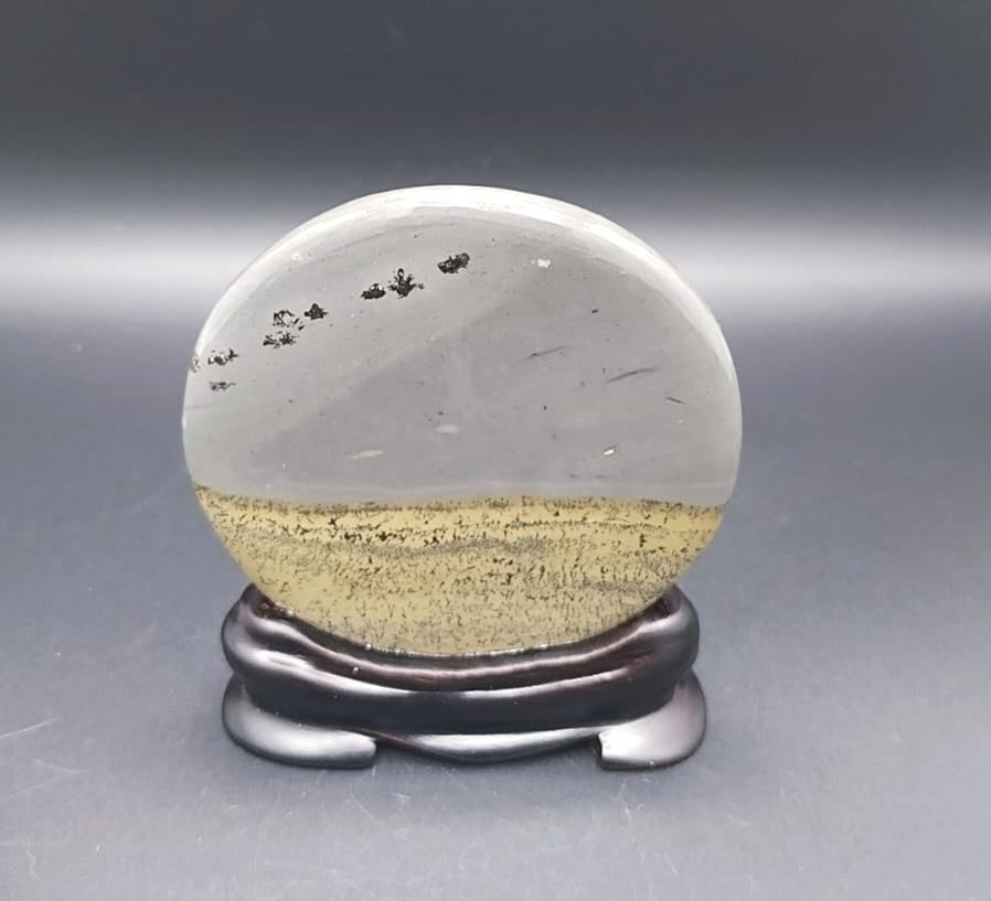 Jasper paysage tuile ronde de décoration sur socle en bois.