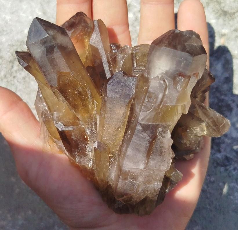 Amas de cristaux naturels de quartz fumé et citrine