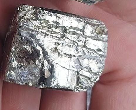 Cube naturel de pyrite.
