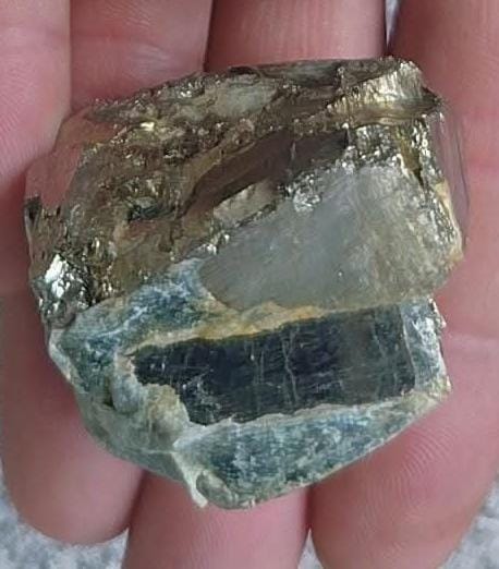 Cube naturel de pyrite.