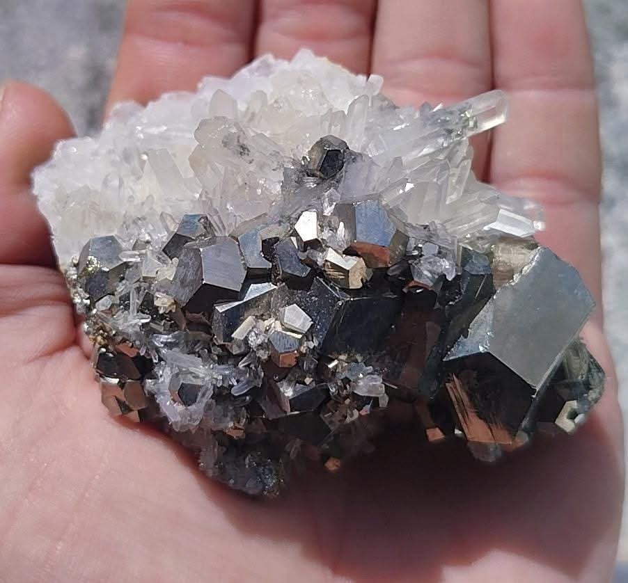 Spécimen de quartz et pyrite.