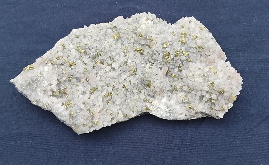 Spécimen de quartz et pyrite.