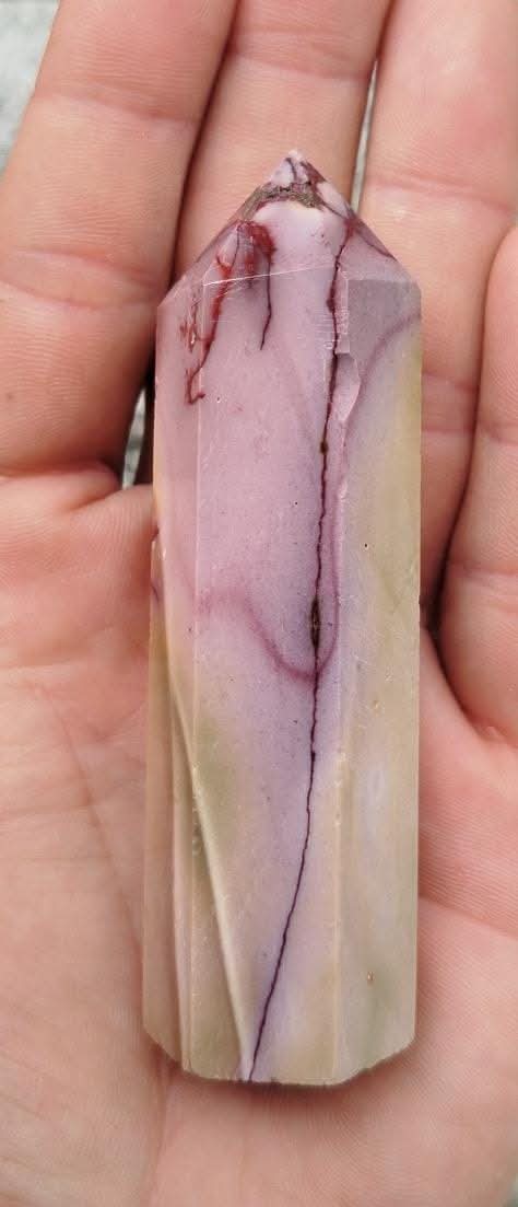 Pointe taillée et polie de mookaite.