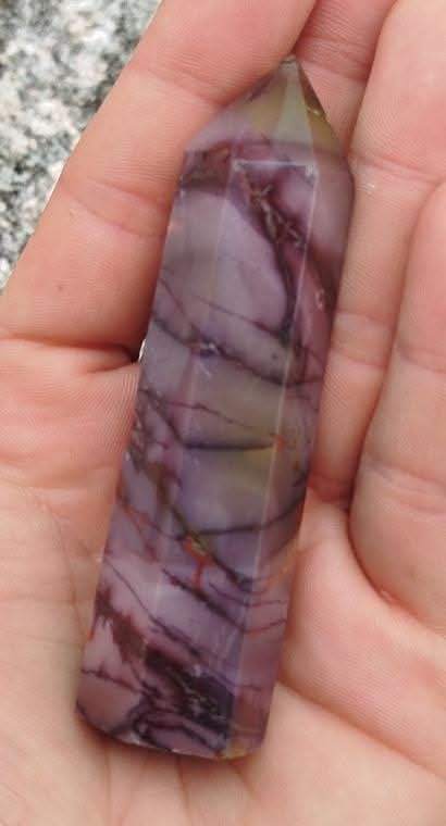 Pointe taillée et polie de mookaite.