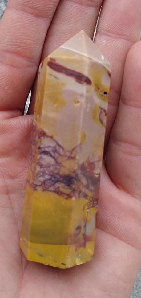 Pointe taillée et polie de mookaite.