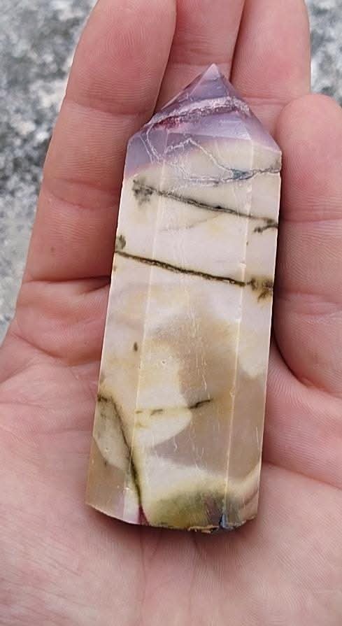 Pointe taillée et polie de mookaite.