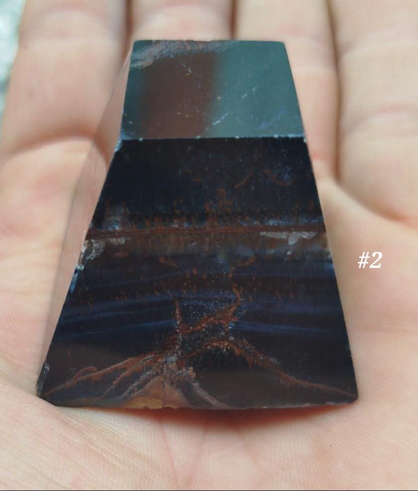 Pyramide taillée et polie d'oeil de faucon. Qualité AA