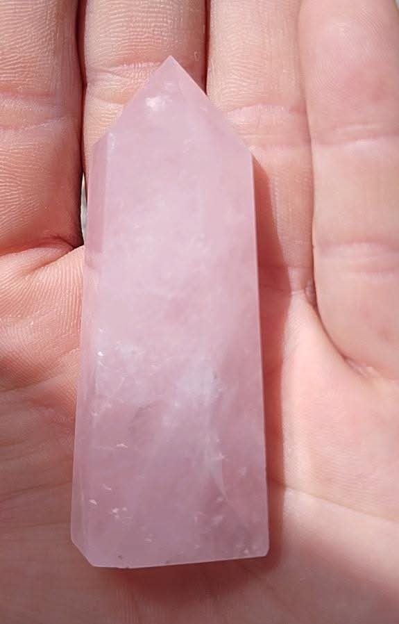 Pointe taillée et polie de quartz rose.
