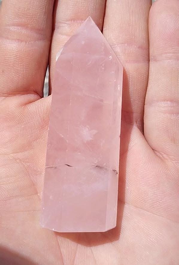 Pointe taillée et polie de quartz rose.