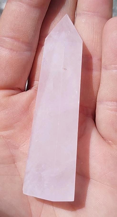 Pointe taillée et polie de quartz rose.