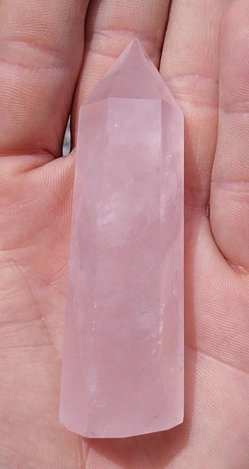 Pointe taillée et polie de quartz rose.
