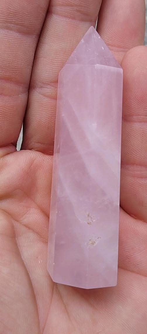 Pointe taillée et polie de quartz rose.