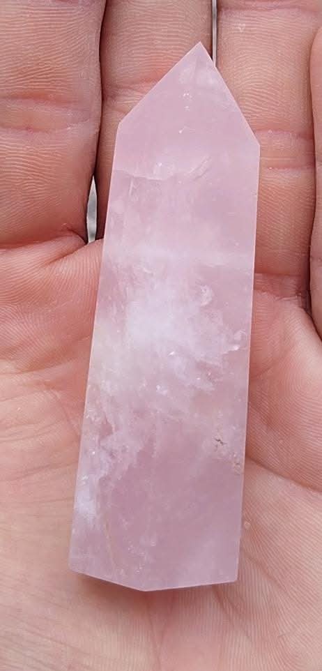 Pointe taillée et polie de quartz rose.