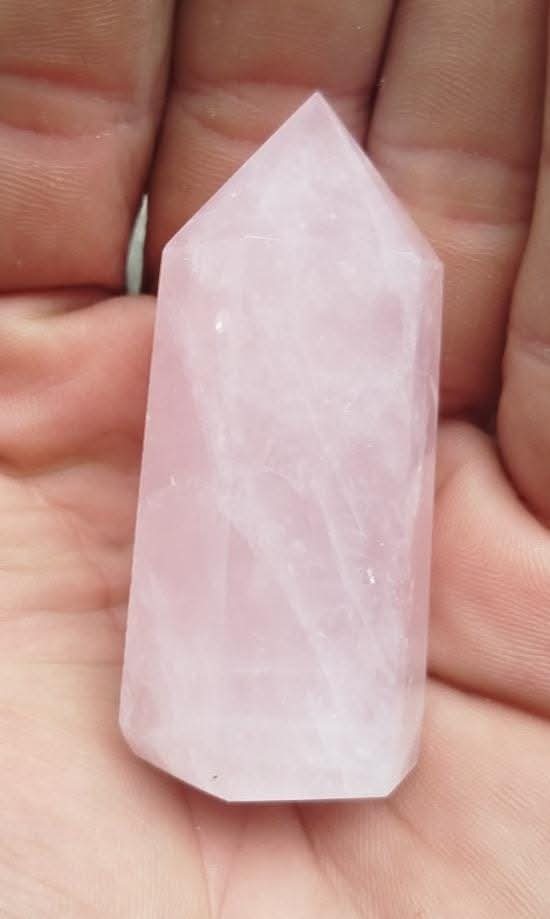 Pointe taillée et polie de quartz rose.