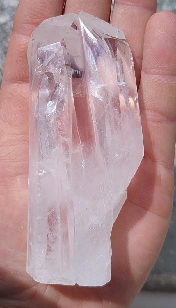 Pointe naturelle polie et taillée de quartz clair.