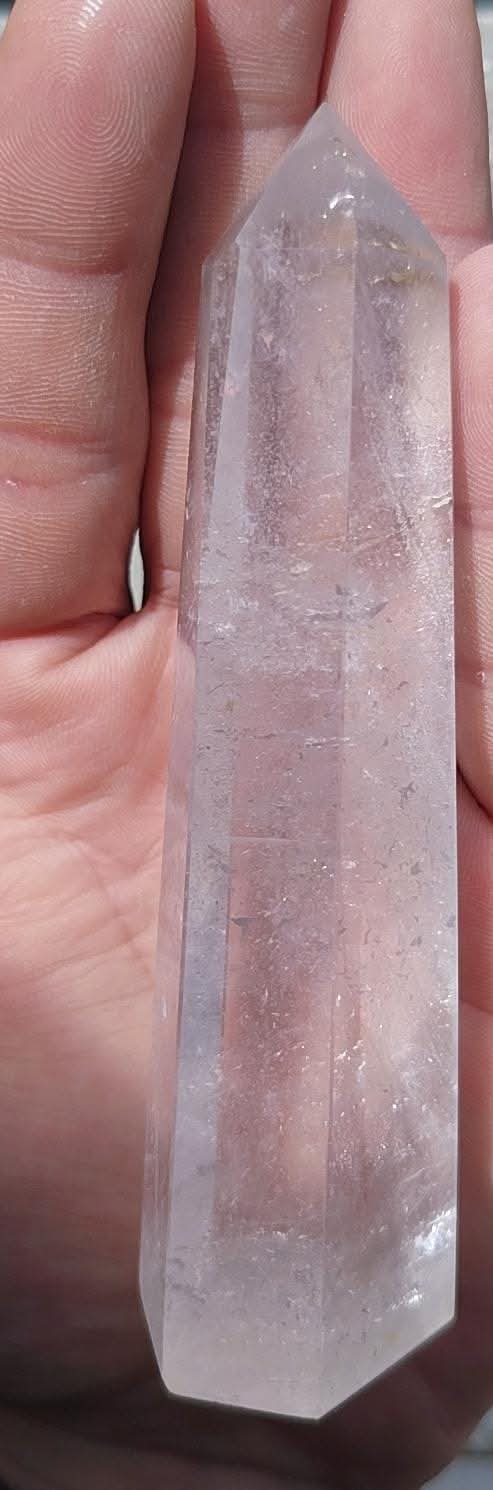 Pointe naturelle polie et taillée de quartz clair.