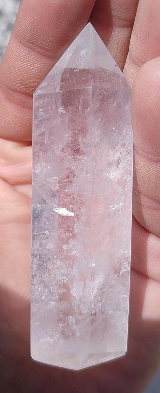 Pointe naturelle polie et taillée de quartz clair.