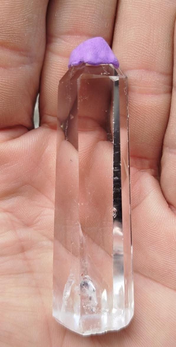 Pointe naturelle polie et taillée de quartz clair.