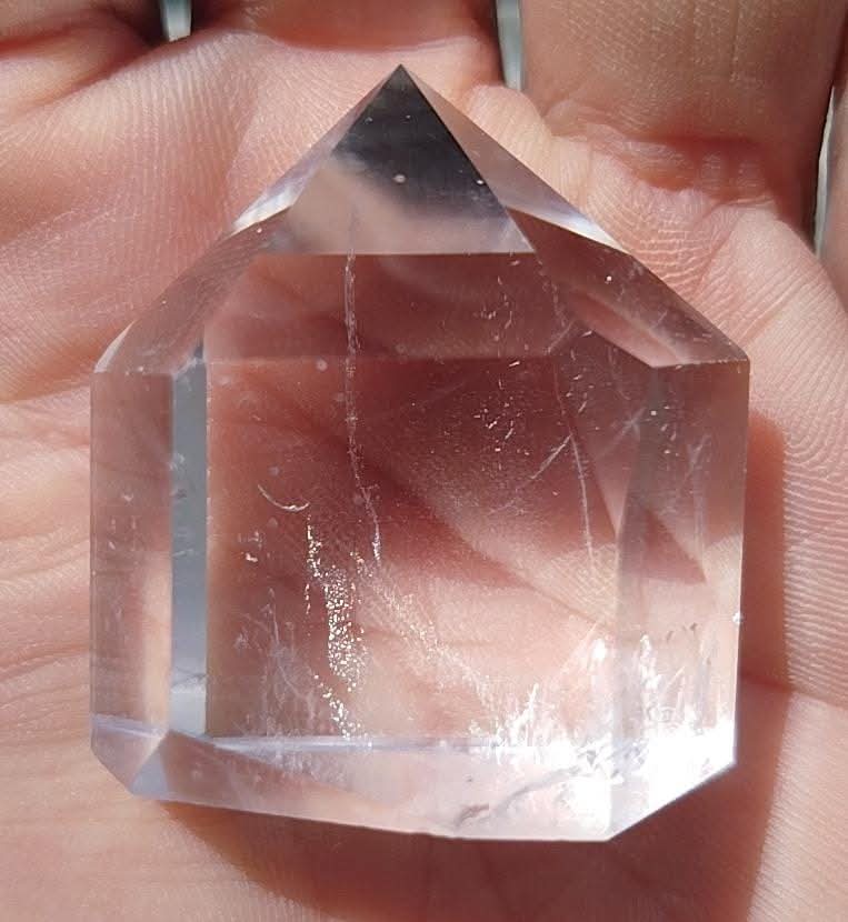 Pointe naturelle polie et taillée de quartz clair.