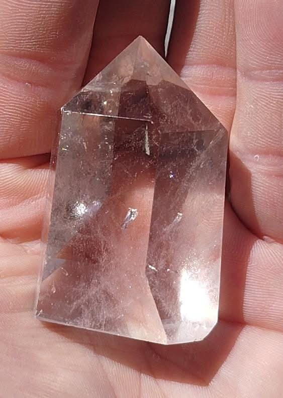 Pointe naturelle polie et taillée de quartz clair.