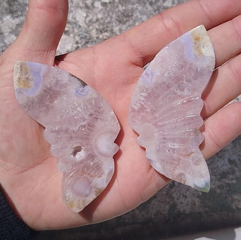 Une paire d'ailes de papillon en améthyste rose.