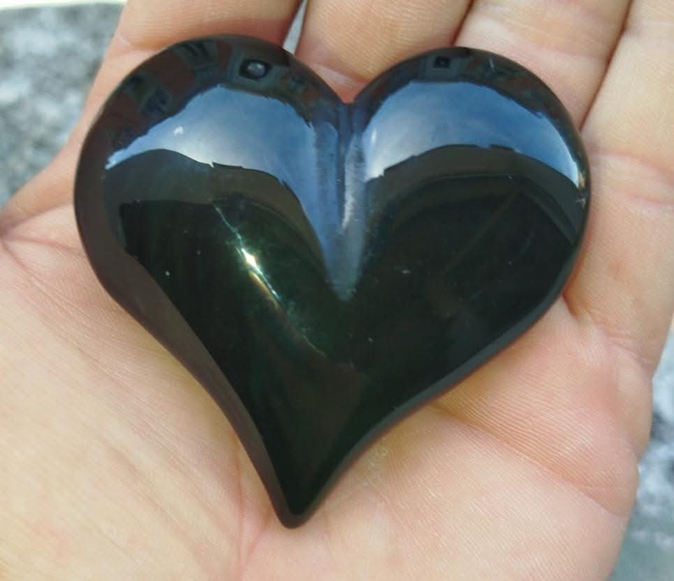 Cœur en obsidienne arc-en-ciel.