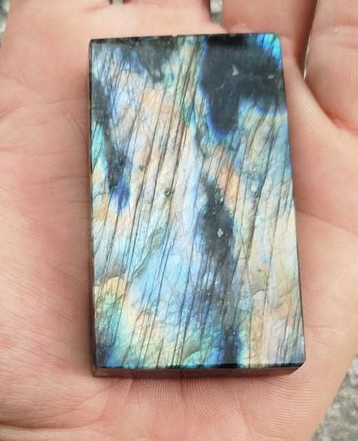 Plaque de labradorite polie.