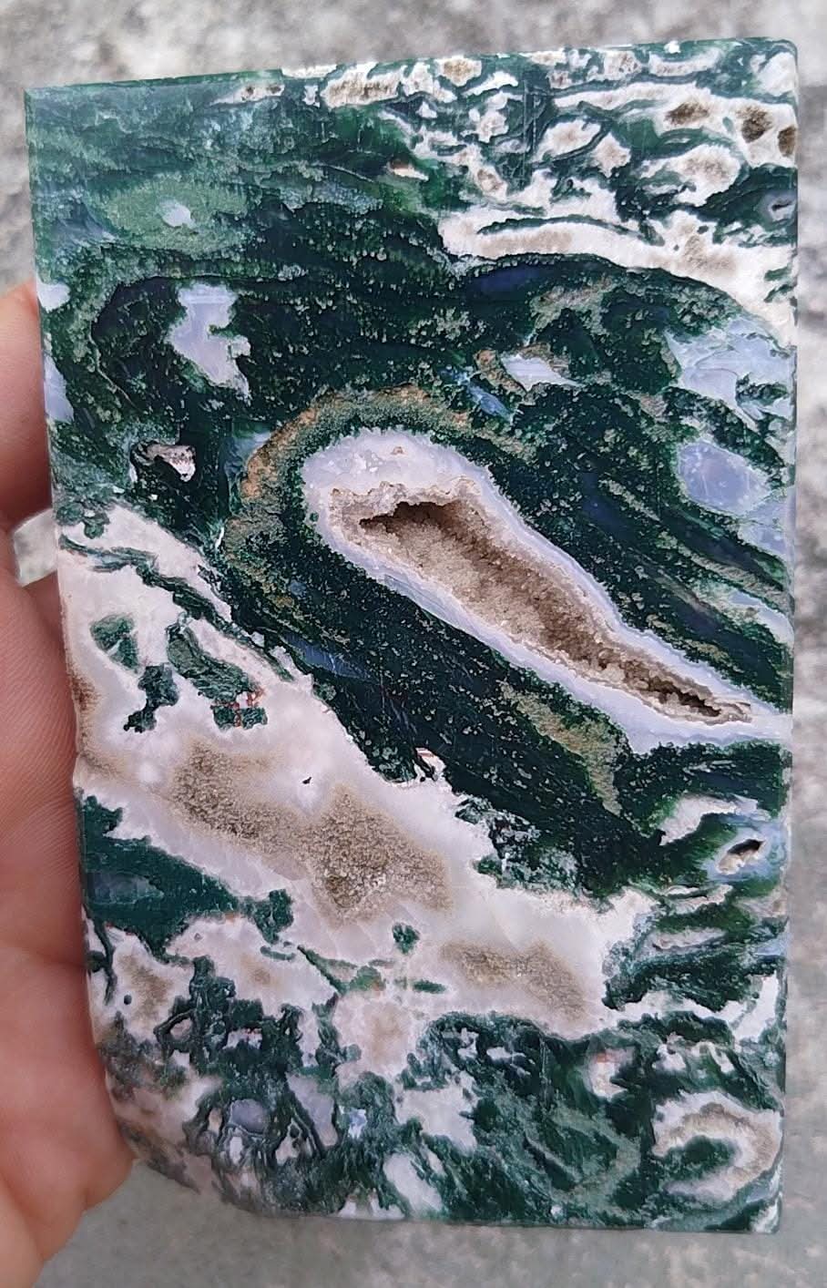 Plaque d'agate de mousse avec druzy polie.