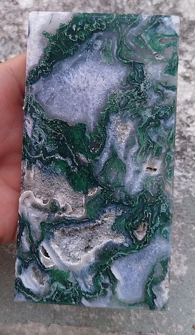 Plaque d'agate de mousse avec druzy polie.