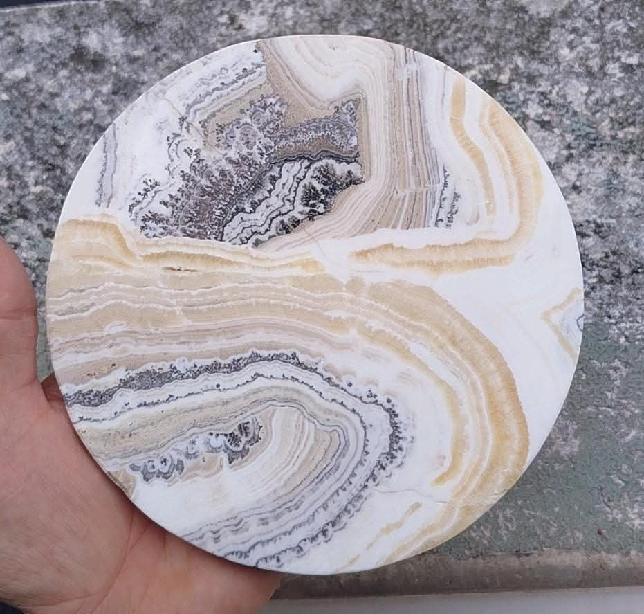 Plaque de calcite dendritique polie.