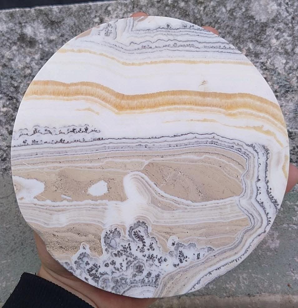 Plaque de calcite dendritique polie.