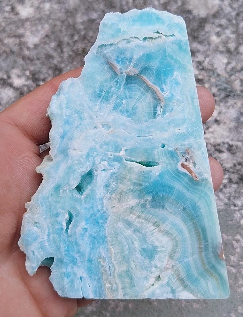 Plaque d'hémimorphite polie.