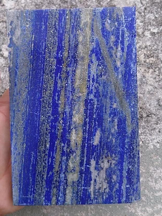 Plaque de lapis lazuli polie.