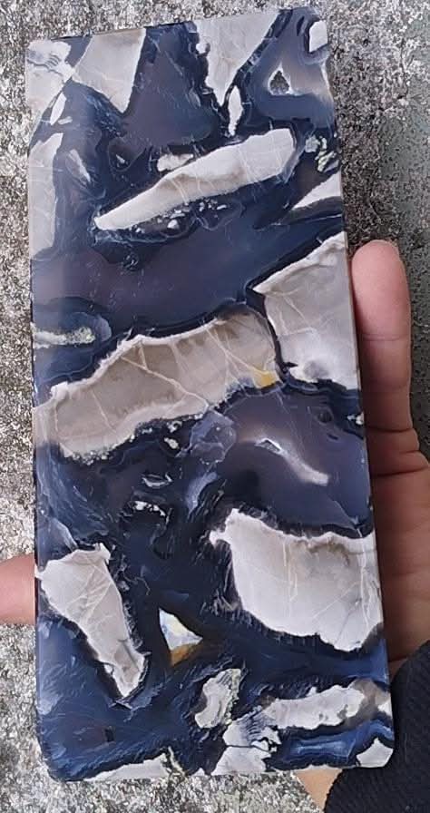 Plaque d'agate volcan polie (reaction UV)