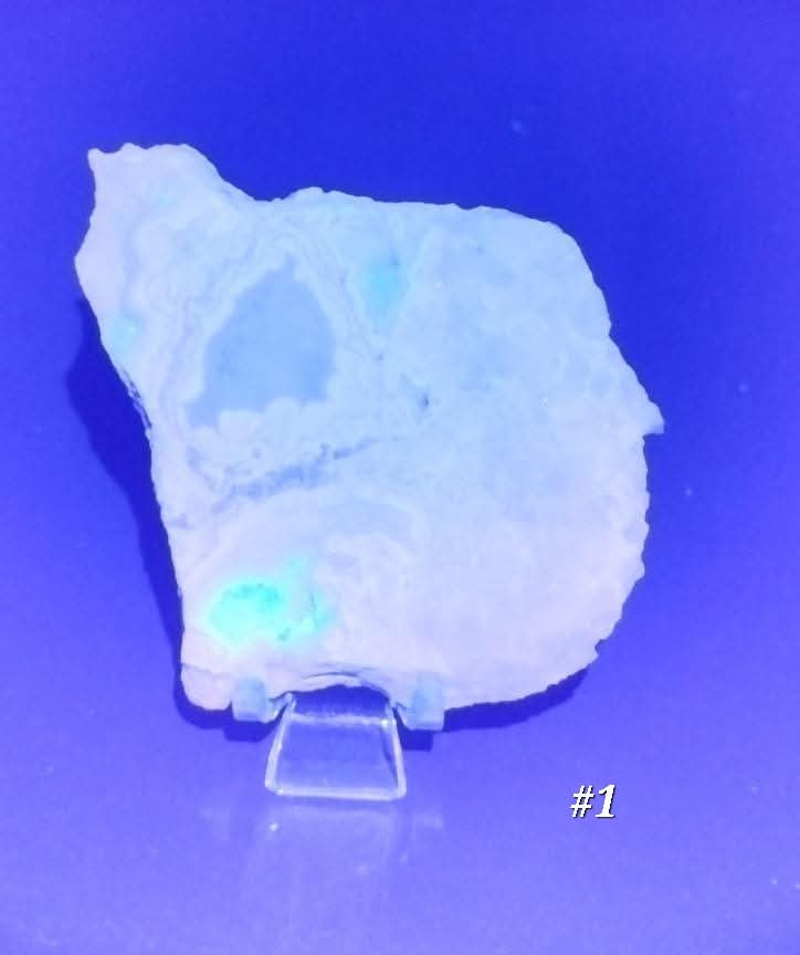 Plaque d'agate mexicaine (ou crazy lace agate) polie réaction UV.