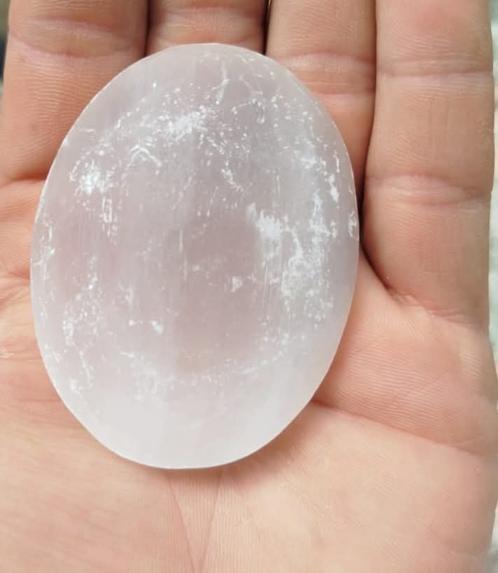 Palm stone made of (satin spar of) selenite.