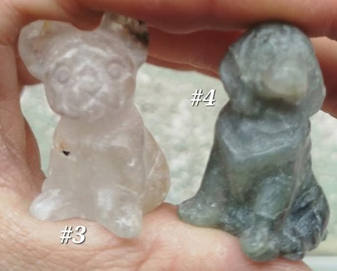 Petites sculptures de Bouledogues français, en diverses pierres naturelles.