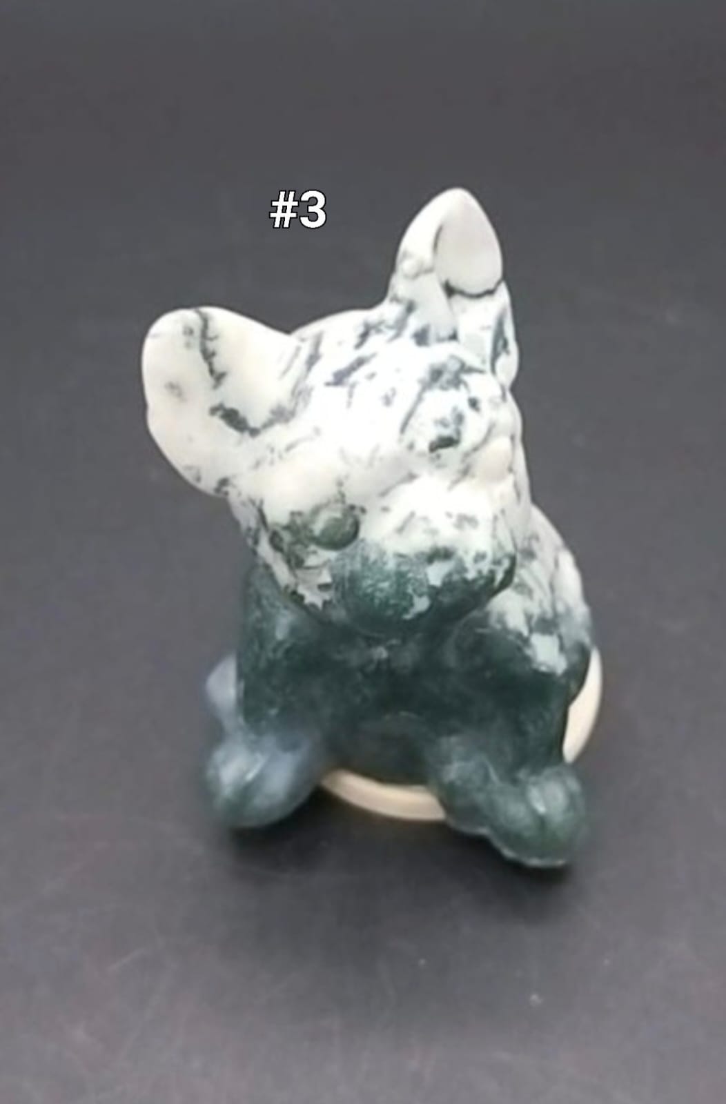 Petites sculptures de chiens, en diverses pierres naturelles.