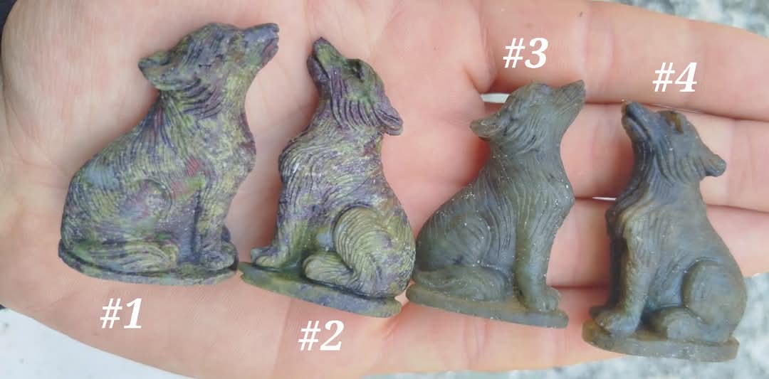 Sculptures de loup en diverses pierres naturelles.