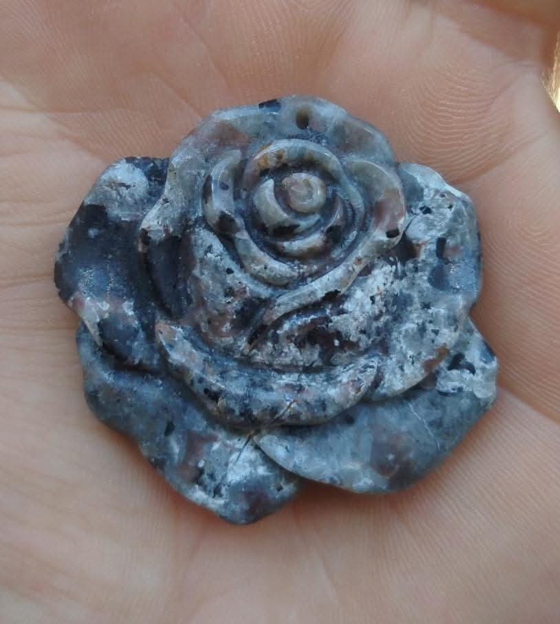 Sculpture de rose en Yooperlite (avec UV reaciton)