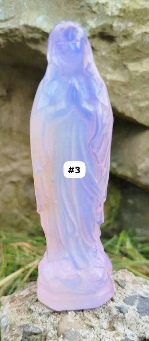 Statue de la Sainte Vierge Marie (Notre Dame de Lourdes) en diverses pierres et cristaux naturels.