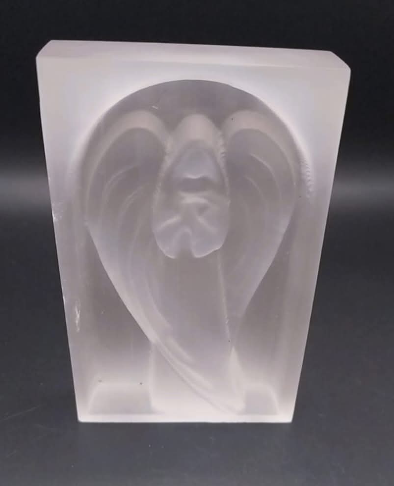 Statue d'ange en Sélénite dans un cadre.