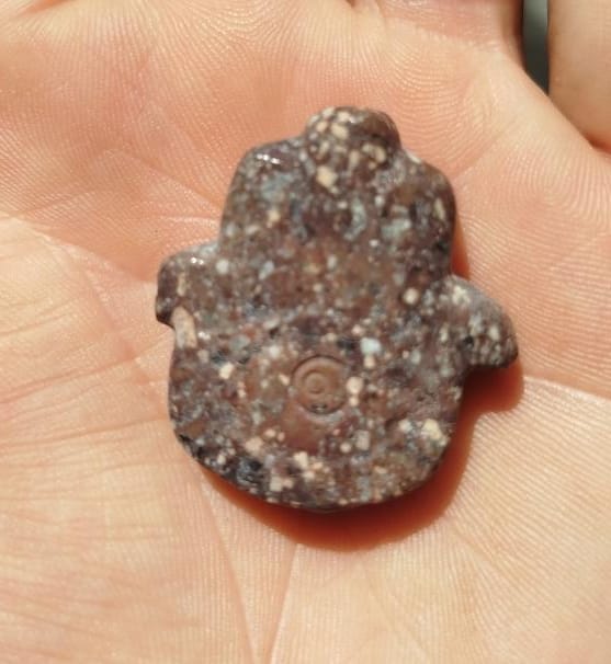 Main de Fatima en pierre et cristaux divers.