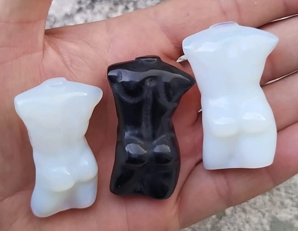 Sculptures de corps d'homme en pierres naturelles diverses.