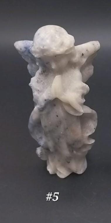 Petites statues d'anges en pierres et cristaux divers.