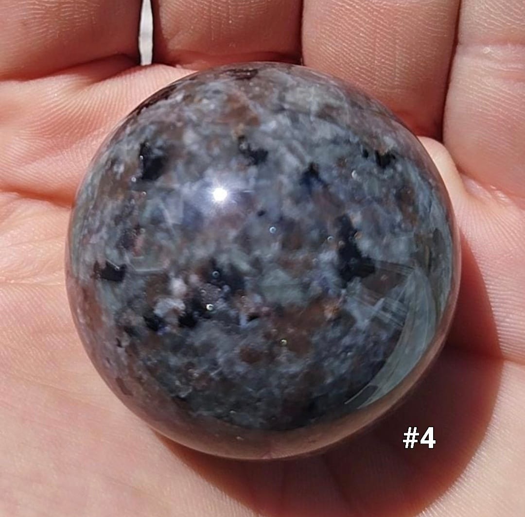 Sphère en Yooperlite (avec reaction UV)