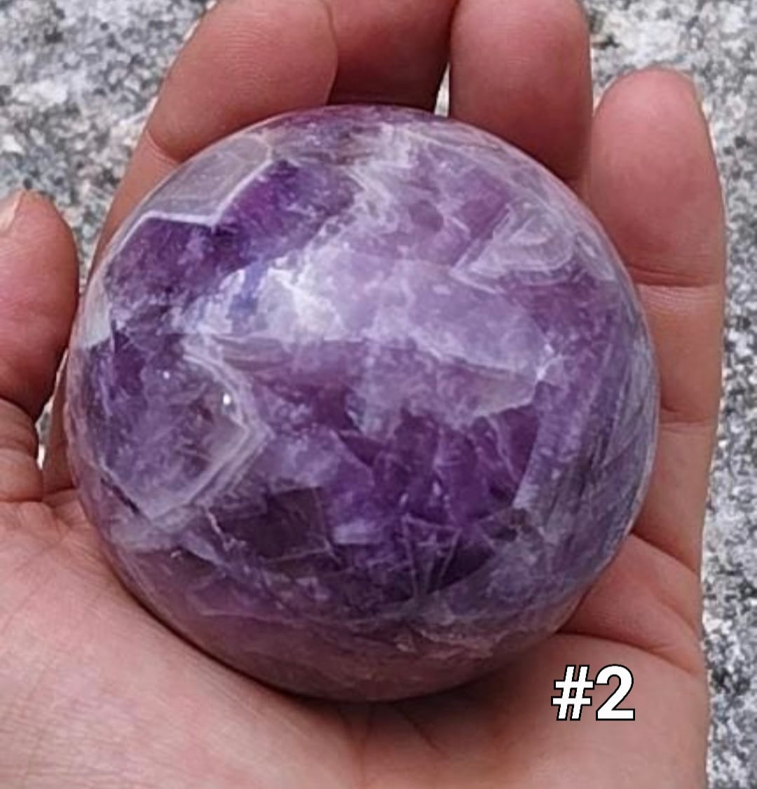 Sphère en améthyste de rêve (ou améthyste chevron)