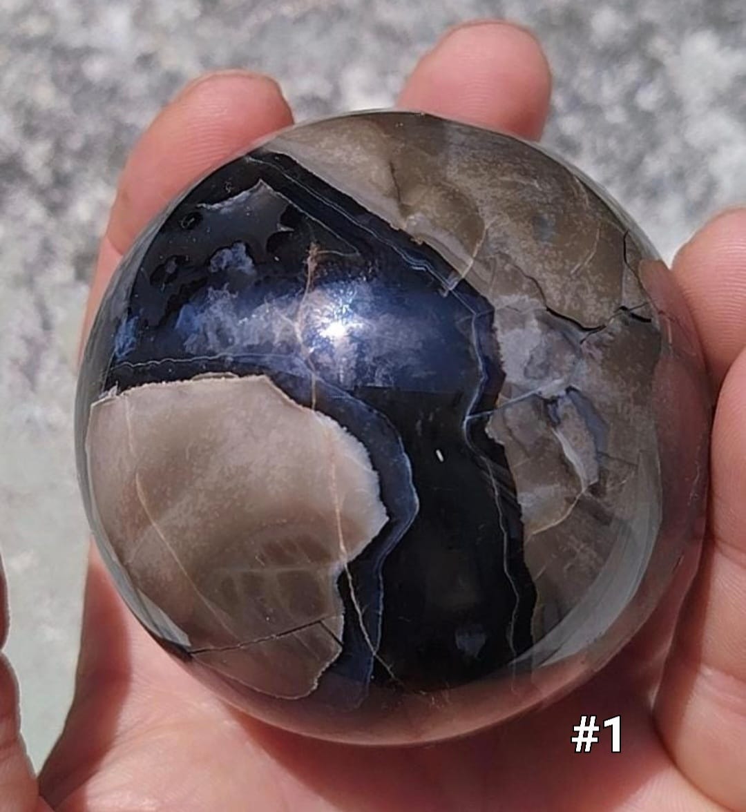 Sphère en Agate Volcan (avec UV réaction)