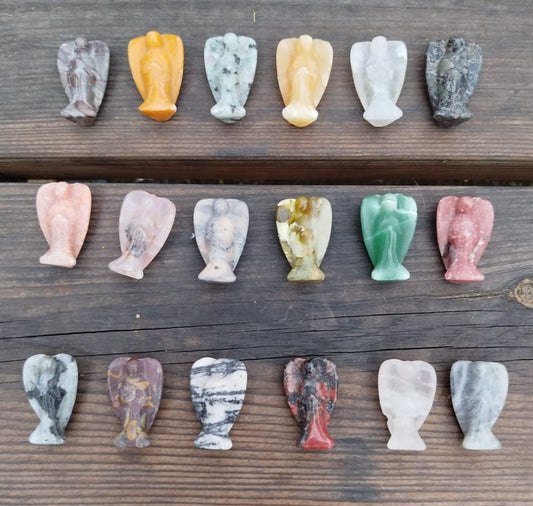 Mini sculptures d'anges, en diverses pierres naturelles.
