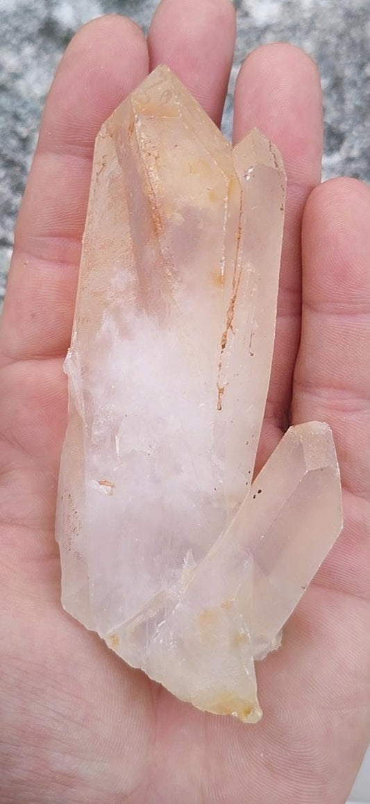 Pointe naturelle de quartz clair